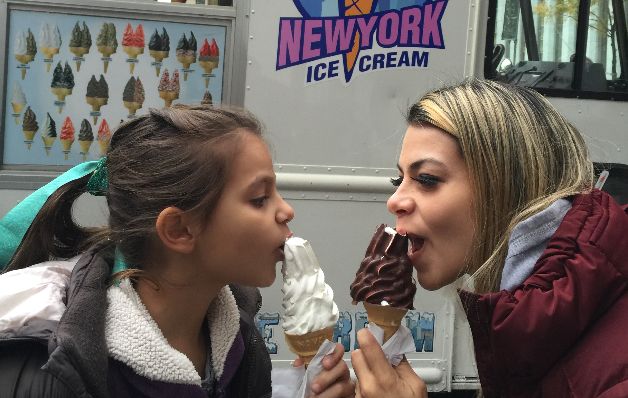 Ella, de 7 años, comparte un helado con su madre. Ella, de 7 años, comparte un helado con su madre.