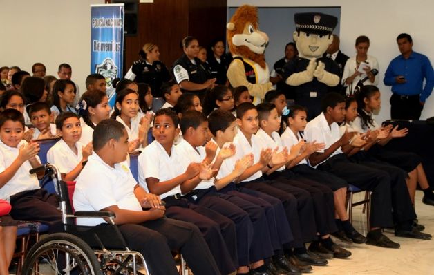 Policía lleva el mensaje a los niños de que el crimen no paga. / Cortesía PN Policía lleva el mensaje a los niños de que el crimen no paga. / Cortesía PN