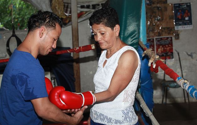 "El Nica" Concepción comparte con su madre todo lo que sabe sobre boxeo. / Anayansi Gamez "El Nica" Concepción comparte con su madre todo lo que sabe sobre boxeo. / Anayansi Gamez