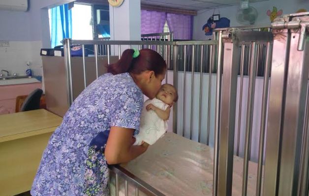 Sentimientos afloran al tener que entregar niños