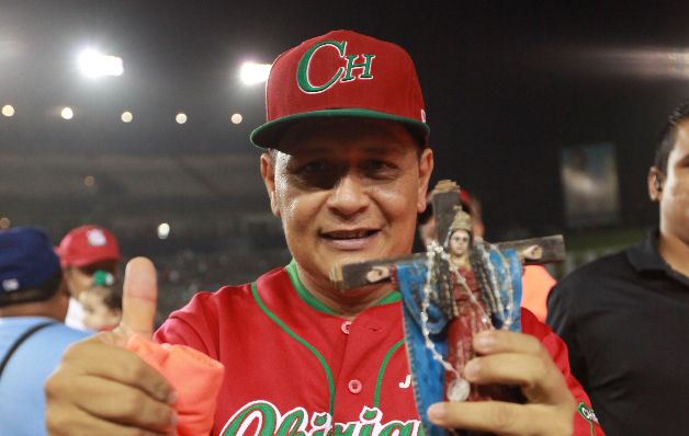 Aristides Bustamante: "El Bomba" ganó este año el campeonato mayor con la novena chiricana, marca que lo convirtió (junto a Tomás Zamora) en los únicos pilotos que han conseguido cinco títulos. Bustamante lo hizo en 2008, 2009, 2011, 2013 y 2015. Aristides Bustamante: "El Bomba" ganó este año el campeonato mayor con la novena chiricana, marca que lo convirtió (junto a Tomás Zamora) en los únicos pilotos que han conseguido cinco títulos. Bustamante lo hizo en 2008, 2009, 2011, 2013 y 2015.