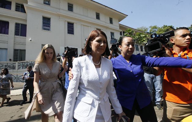 Al finalizar el proceso, la ex primera dama se retiró en silencio.  / Foto Edwin González