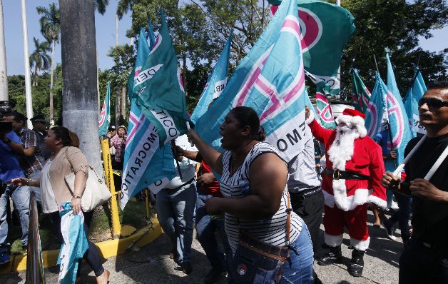 Se caldean los ánimos en protesta realizada por bases del CD, con la presencia de un miembro  del PRD