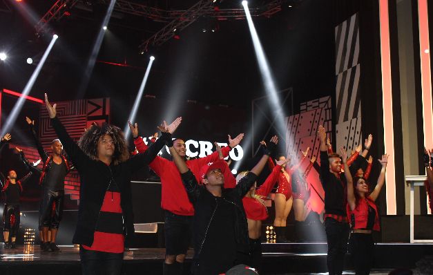 El 'openinng' fue de rojo y negro. El público se gozó la coreografía. Derroche de talento por nuestra niñez