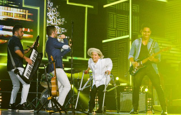Alkilados bailó junto a Roy al cerrar el espectáculo. Alkilados bailó junto a Roy al cerrar el espectáculo.