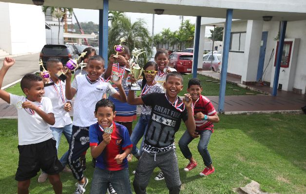 Alegría en sus rostros: Durante la sesión de fotos los niños saltaron muy felices, mostrando sus trofeos y medallas ganados en diferentes competencias de este arte marcial. / Martín Yao Alegría en sus rostros: Durante la sesión de fotos los niños saltaron muy felices, mostrando sus trofeos y medallas ganados en diferentes competencias de este arte marcial. / Martín Yao