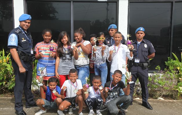 Equipo de atletas: El grupo de niños de Curundú representa el futuro del país, es por esta razón que buscan reforzar sus valores con actividades deportivas y culturales. / Martín Yao Equipo de atletas: El grupo de niños de Curundú representa el futuro del país, es por esta razón que buscan reforzar sus valores con actividades deportivas y culturales. / Martín Yao