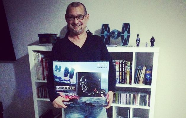 Zito, con su colección de libros, películas y videojuegos. Zito, con su colección de libros, películas y videojuegos.