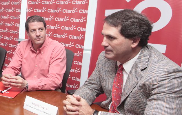 Antonio García (izq.) conversa con Roberto Durán Jr. / Víctor Arosemena Antonio García (izq.) conversa con Roberto Durán Jr. / Víctor Arosemena