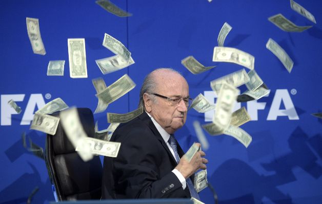 En este proceso, Blatter ha sido blanco de burlas y ataques. En este proceso, Blatter ha sido blanco de burlas y ataques.