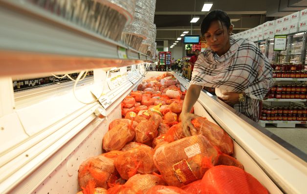 Miles de personas acuden a los supermercados, incluso desde un mes antes, en busca del tradicional jamón navideño y otros comestibles que acompañarán la mesa durante la cena navideña. / Archivo Miles de personas acuden a los supermercados, incluso desde un mes antes, en busca del tradicional jamón navideño y otros comestibles que acompañarán la mesa durante la cena navideña. / Archivo