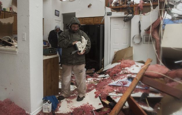 Bob Moore y su casa destruida. 