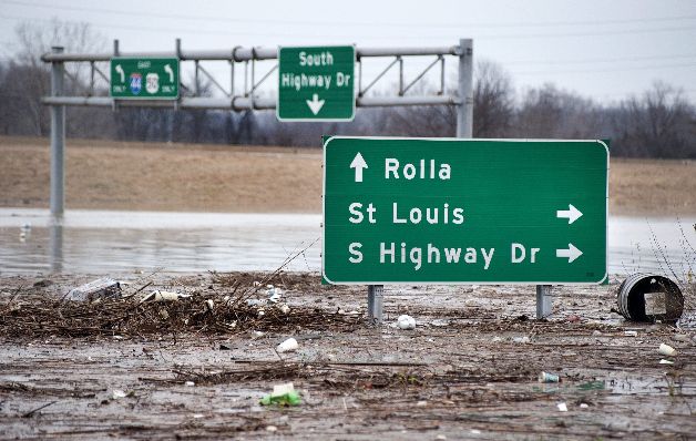 Varias carreteras están inundadas por las aguas del río Mercamec. / EFE Varias carreteras están inundadas por las aguas del río Mercamec. / EFE