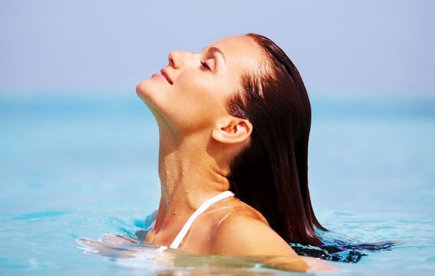 Antes de meterte al agua, tu cabello debe estar bien hidratado. Sencillo, fresco e hidratado