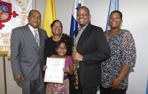 2. Alejandro Baquedo, Yvonne De Baquedo, Gabriella Rengifo, Alfonso Lewis e Yvonne Lewis de Rengifo. 