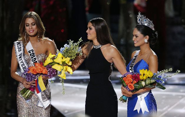 Este es el incómodo momento cuando Paulina Vega le retiró la corona a miss Colombia.