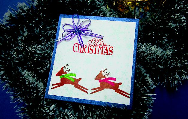 Nylaida González confecciona tarjetas navideñas. / Alcides Rodríguez