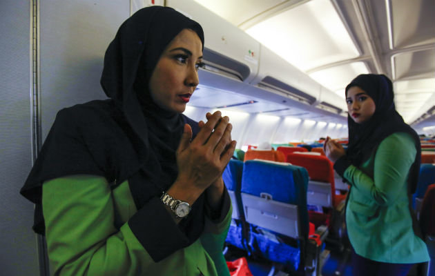 Las tripulaciones de vuelo Rayani Air ora antes de la salida. Foto/ AP