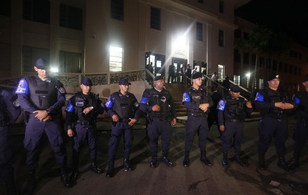 La imagen de la Corte Suprema de Justicia, custodiada por unidades élites de la Policía Nacional, ante las protestas y críticas de violaciones al debido proceso, en el caso de los pinchazos telefónicos.    / Edwin González 