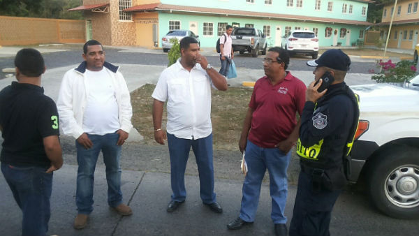 Dirigentes transportistas conversan con la policía. (Cortesía)