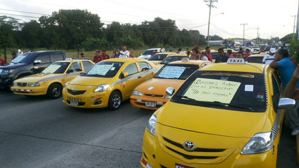 Los taxis cerraron la Interamericana en Chepo. (Cortesía)