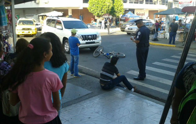 Los transeúntes no podían creer lo que había pasado. / Foto: Melquiades Vásquez
