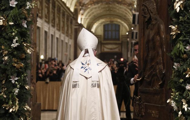 El papa atraviesa la puerta santa en la basílica de Santa María la Mayor.
