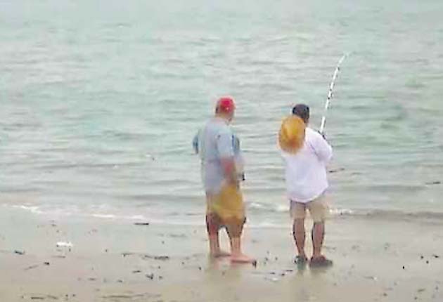 Algunos visitantes suelen disfrutar de la pesca.