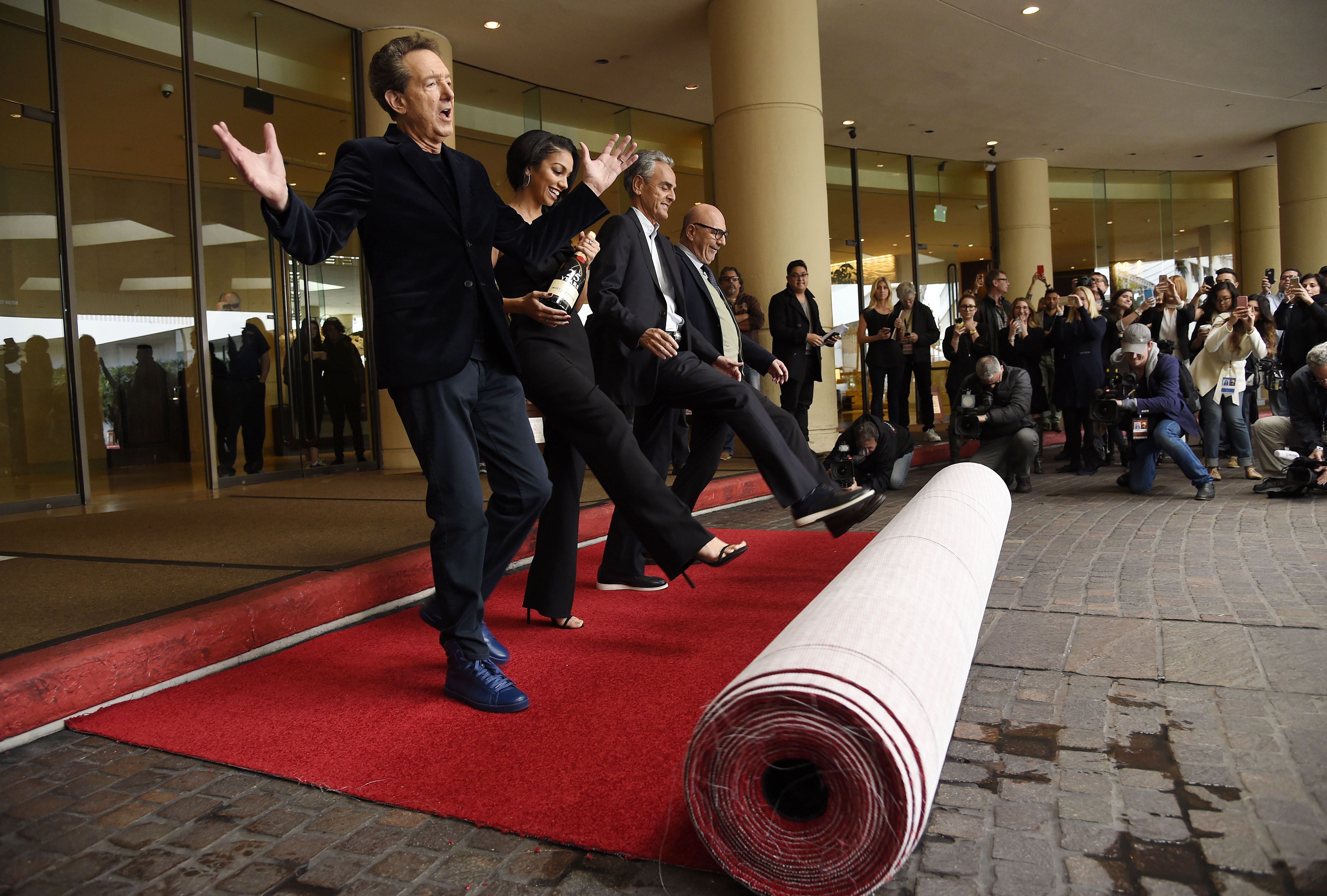Ultiman detalles para colocación de alfombra roja. Globos de Oro 2016, una antesala al Óscar