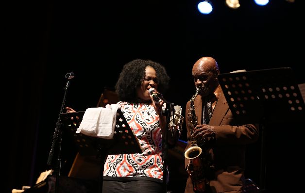 Una jovial y emotiva Idania Dowman, junto a Reggie Johnson. Una jovial y emotiva Idania Dowman, junto a Reggie Johnson.