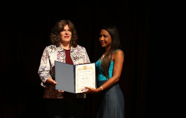 Alexandra Schjelderup entrega a la hija de Reggie Boyce el certificado. Alexandra Schjelderup entrega a la hija de Reggie Boyce el certificado.