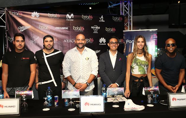 Organizadores en la mesa principal junto a los DJ. Organizadores en la mesa principal junto a los DJ.