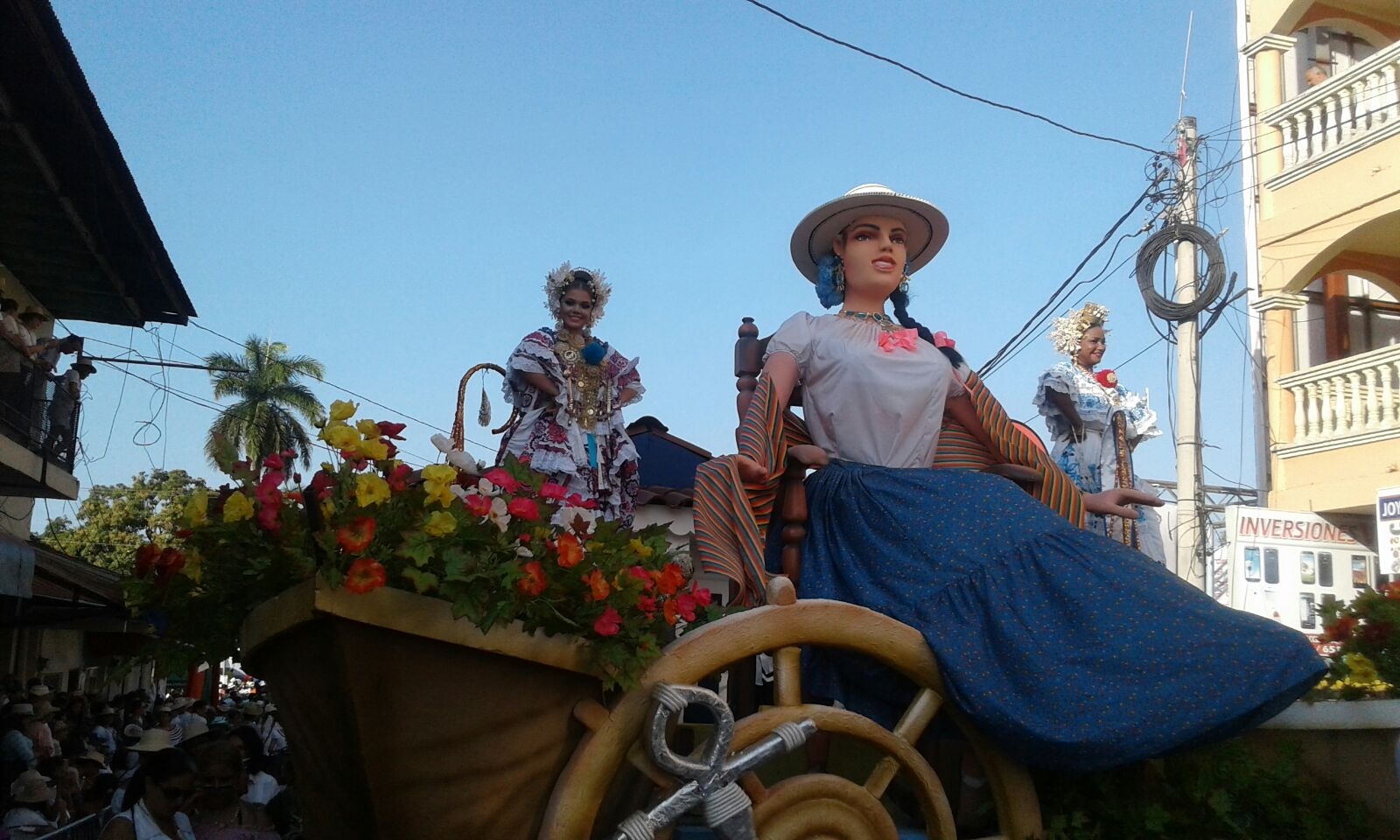 Hasta en carros alegóricos se lucían las empolleradas. / Zenaida Vásquez Tradición y emoción en el Desfile de las Mil Polleras en Las Tablas