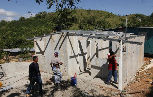 Many houses from Ceilings of Hopes program spent months in arrears. / Edwin Gonzalez Many houses from Ceilings of Hopes program spent months in arrears. / Edwin Gonzalez