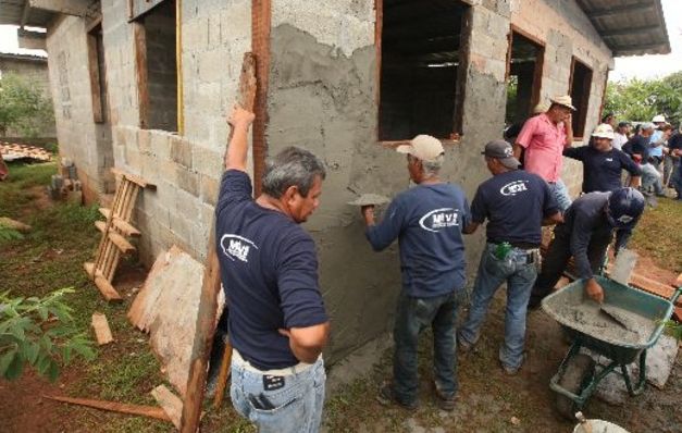 Techos de Esperanza, programa cuestionado por contratos directos. / Archivo Escándalos en el Gobierno reflejan crisis institucional