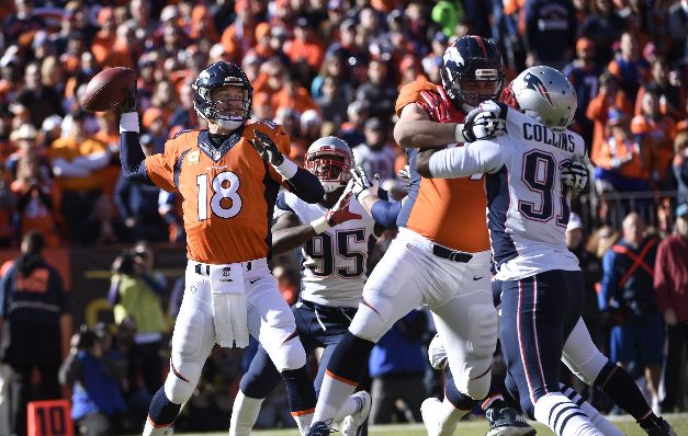 Peyton Manning (18) se dispone a lanzar un pase, en la victoria de ayer contra los Patriotas. / EFE Peyton Manning (18) se dispone a lanzar un pase, en la victoria de ayer contra los Patriotas. / EFE
