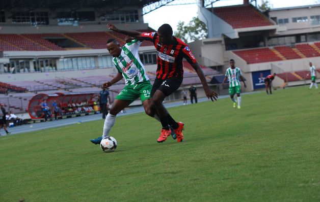 "Bombo" Medina (izq.) es marcado por Yamir Vergara, del Sporting. / Anayansi Gamez "Bombo" Medina (izq.) es marcado por Yamir Vergara, del Sporting. / Foto Anayansi Gamez