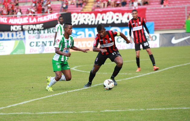 Fidel Escobar, del Sporting (der.), marca al aliancista Julio Sánchez. / Anayansi Gamez Fidel Escobar, del Sporting (der.), marca al aliancista Julio Sánchez. / Foto Anayansi Gamez