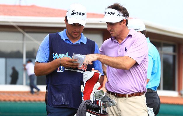 Fernández Castaño conversa con su "caddie" antes de la salida. / Anayansi Gamez Fernández Castaño conversa con su "caddie" antes de la salida. / Foto Anayansi Gamez