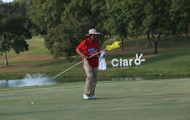 Ricardo Johnson nació cerca de la antigua sede del Club de Golf de Panamá, por lo que desde pequeño está involucrado en este deporte. Ricardo Johnson nació cerca de la antigua sede del Club de Golf de Panamá, por lo que desde pequeño está involucrado en este deporte.