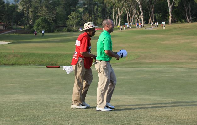 El nuevo campeón no se olvidó de su "caddie". Tras ganar el campeonato, lo levantó en sus brazos. Después lo llamó para que estuviera presente en la premiación. El nuevo campeón no se olvidó de su "caddie". Tras ganar el campeonato, lo levantó en sus brazos. Después lo llamó para que estuviera presente en la premiación.