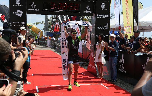 Una magnífica victoria de Lionel Sanders, con nuevo récord incluido