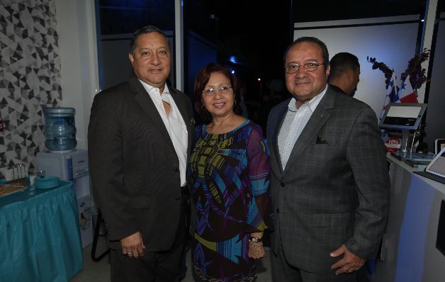2. Guillermo Murillo, Mabel de Párraga y Jorge Murillo.
