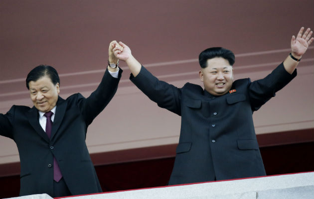 El líder norcoreano, Kim Jong Un (dcha). Foto/ AP