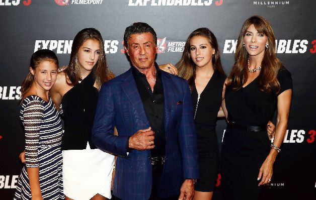 El actor estadounidense Sylvester Stallone posa con su familia. 