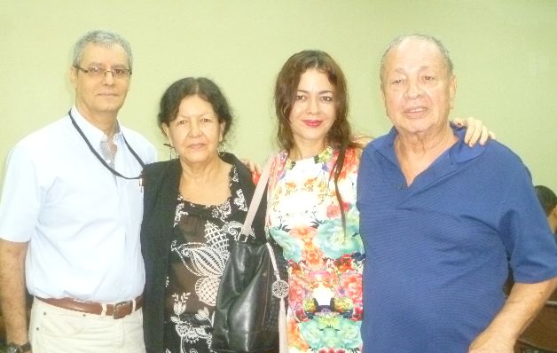 Ela Urriola (3.ª a la dcha.) Premio 'José Sánchez 2015 y familia. / Rosalina Orocú Mojica. Ela Urriola (3.ª a la dcha.) Premio 'José Sánchez 2015 y familia. / Rosalina Orocú Mojica.
