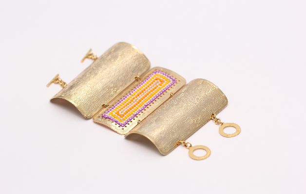 Brazalete de 3 placas con chaquiras. Brazalete de 3 placas con chaquiras.