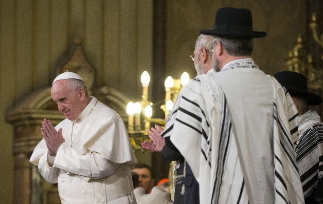 El papa Francisco, durante su visita a la sinagoga de Roma.