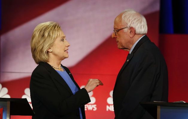 Hillary Clinton conversa con el candidato demócrata Bernie Sanders, antes del debate.