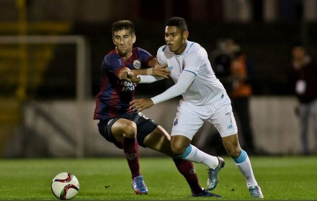 Ismael Díaz (blanco) ha marcado diez goles con la camiseta del Porto B desde que está en el equipo.  / Cortesía